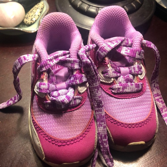 ⭐️🌈HOST PICK 🌈Nike little girl pink gym shoes⭐️ - Picture 2 of 6